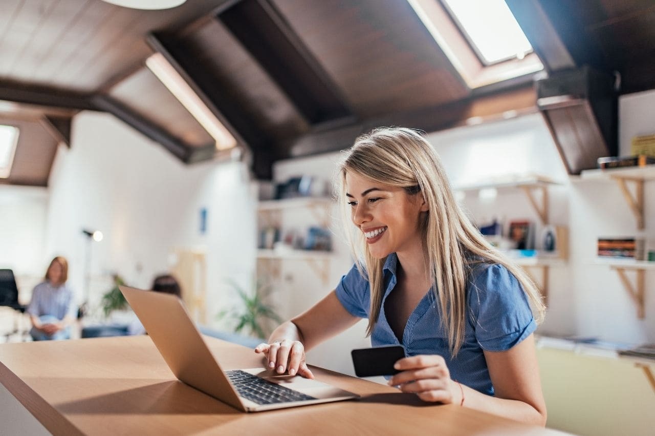 Mladá žena nakupující online přes notebook